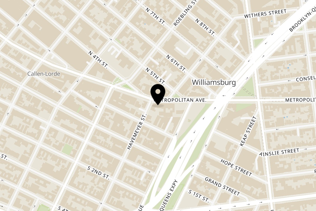 Map showing the location of Rosa's Pizza Williamsburg - Brooklyn on 374 Metropolitan Ave in Brooklyn